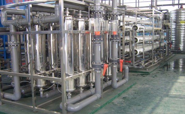       化工行業(yè)中的高純水主要應(yīng)用于電池行溶劑用純水、化學(xué)分析、化工材料、產(chǎn)品清洗、物質(zhì)的分離、濃縮、提純，廢物回收等場(chǎng)合的用水，對(duì)于水質(zhì)要求相對(duì)來(lái)說(shuō)不是太高，純水電導(dǎo)率從0.1uS/cm-20uS/cm就基本上能滿足要求。我們公司可根據(jù)客戶對(duì)水質(zhì)的具體要求，采用反滲透，離子交換，EDI等超純水生產(chǎn)工藝的不同組合，生產(chǎn)出即經(jīng)濟(jì)實(shí)用，又