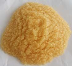 軟化樹脂是專用于軟化硬水的一種專用樹脂，通過離子交換技術(shù)，使水的硬度小于50 mg/L(CaCO3)。離子交換是一種特殊的動(dòng)態(tài)吸附過程，一般是由不溶于水的離子交換劑在電解質(zhì)溶液中進(jìn)行，這種離子交換劑即為離子交換樹脂。